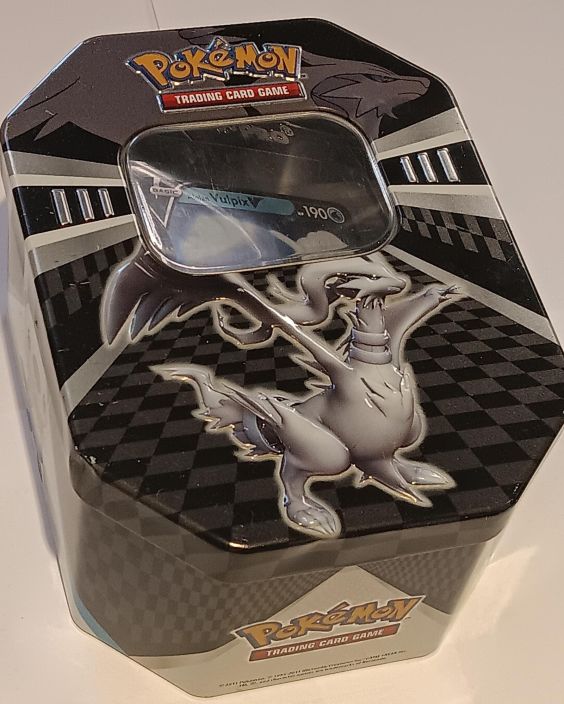 Pokemon Reshiram Tina Sisaltaa: Reshiram tinan 1 Exeggutor V toploaderissa 1 ex tai V kortti semi-rigid