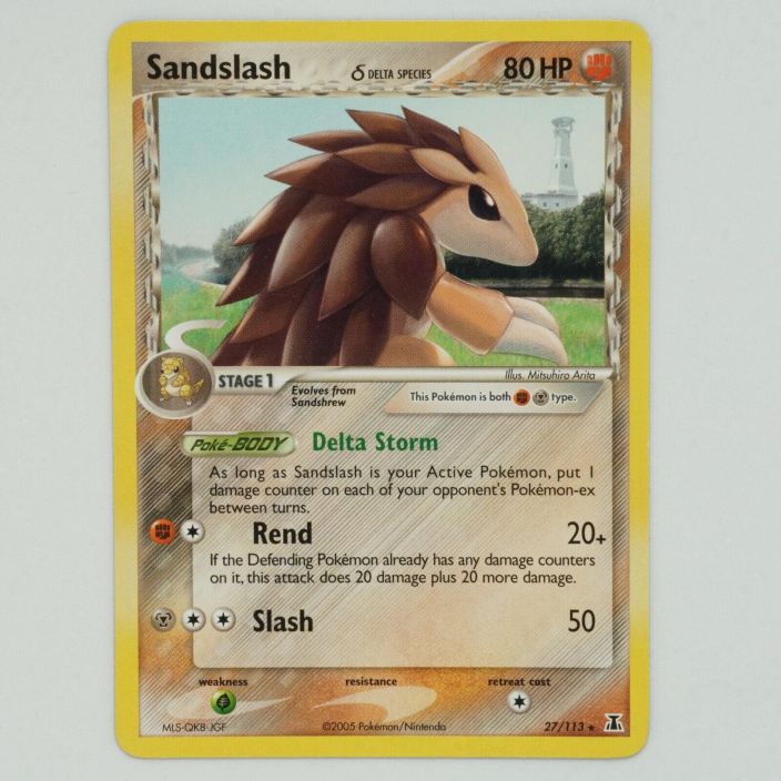 Sandslash Delta Species 27/113 Kunto: Damaged (Pieni taitos takana alakulmassa, kulumaa reunoissa)