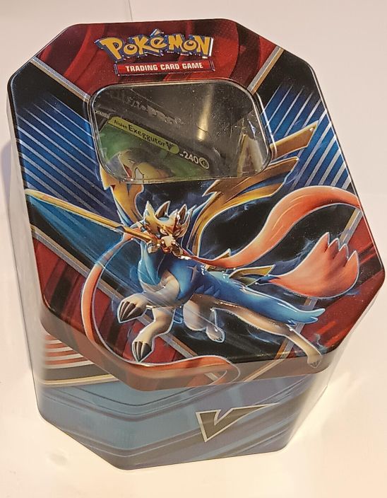 Pokemon Zacian Tina Sisaltaa: Zacian tinan 1 Exeggutor V toploaderissa 1 ex tai V kortti semi-rigid suojassa