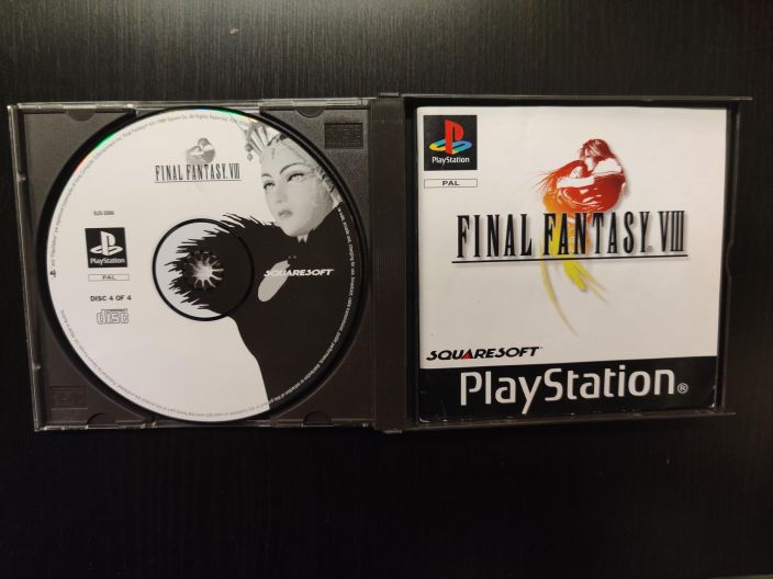 Final Fantasy VIII Black Label Kaytetty PS1 manuaali &amp; kannessa pieni halkeama