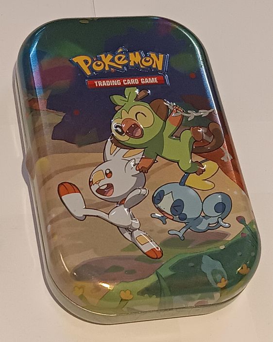 Pokemon Gen 8 Starters Sisaltaa: Gen 8 Starters Mini Tinan 1 Exeggutor V 1 ex tai V kortti 10 Holo tai
