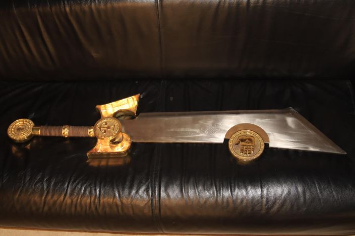 Ashbringer Life Size Replica Kahvan toiselta puolelta irrallaan kaksi osaa, toinen osa puuttuu (katso kuvat), Muuten upeassa