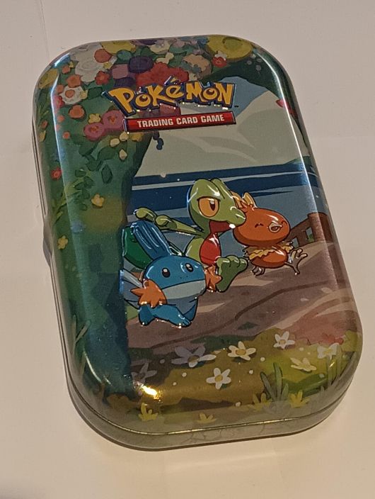 Pokemon Gen 3 Starters Mini Tina Sisaltaa: Gen 3 Starters Mini Tinan 1 Exeggutor V 1 ex tai V kortti