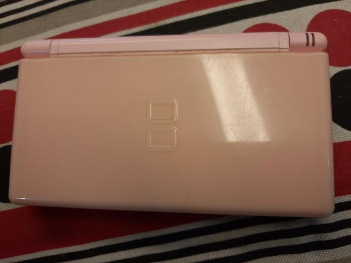 Nintendo DS lite vaaleanpunainen kaytetty aito nintendon laturi mukaan