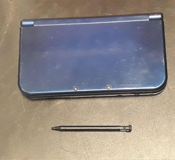 Nintendo 3DS XL Metallic Blue kaytetty Mukaan tulee stylus kyna seka ORB laturi.