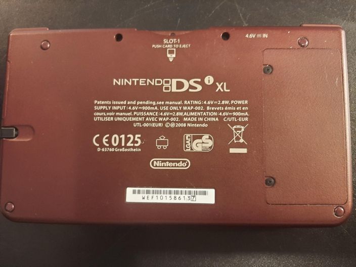 Nintendo DSi XL viininpunainen kaytetty Kaytetty, hyvakuntoinen Nintendo DSi XL -kasikonsoli. Mukana tulee laturi.