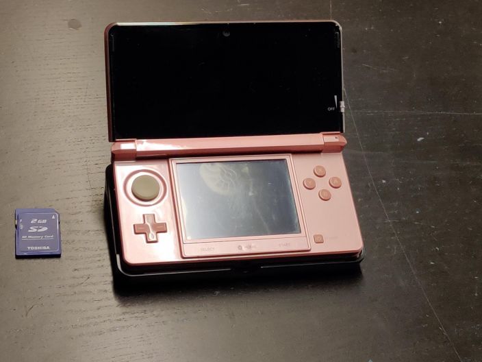 Nintendo 3DS Vaaleanpunainen kaytetty Mukaan tulee Nintendon oma laturi seka docking asema.