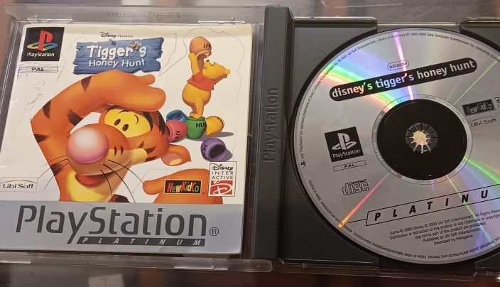 Disney Tigger's Honey Hunt kaytetty PS1 Manuaalissa piirroksia etukannessa halkeama ei kansikuvaa, manuaali toimii