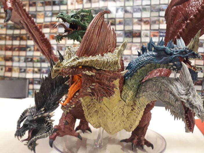 Dungeons &amp; Dragons Gargantuan Tiamat Alkuperainen laatikko mukaan