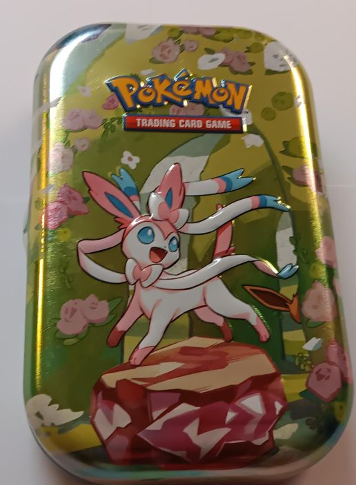 Pokemon Sylveon Mini Tina Sisaltaa: Sylveon Mini Tinan 1 Exeggutor V 1 ex tai V kortti 10 Holo tai Reverse