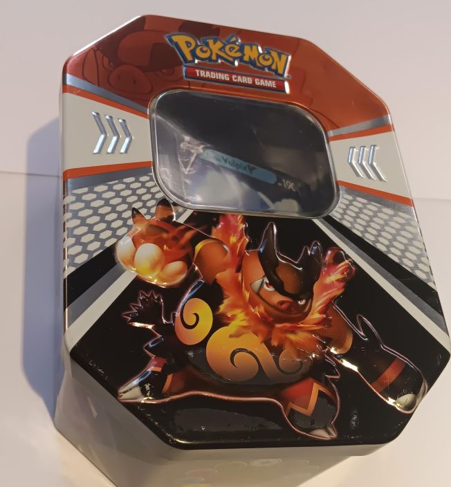 Pokemon Emboar Tina Sisaltaa: Emboar tinan 1 Exeggutor V toploaderissa 1 ex tai V kortti semi-rigid suojassa 10 Holo tai