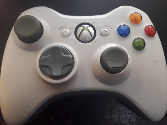 Xbox 360 Langaton ohjain valkoinen kaytetty kulumaa Vasemmassa tatissa kulumia