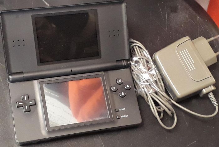 Nintendo DS lite musta kaytetty + laturi laturi on aito Nintendo