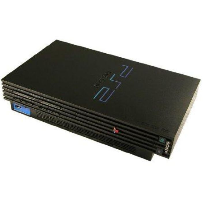 Playstation 2 Fat Sisaltaa AV- ja virtapiuhat. Ei ohjainta.