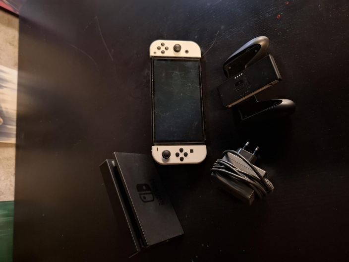 Nintendo Switch konsoli valkoinen OLED käytetty tuotekuva 3