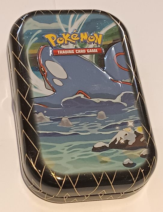 Pokemon Kyogre Mini Tina Sisaltaa: Kyogre Mini Tinan 1 Exeggutor V 1 ex tai V kortti 10 Holo tai