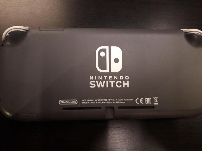 Nintendo Switch Lite Konsoli Harmaa Kaytetty Mukaan kuvassa oleva kotelo, ei sisalla laturia