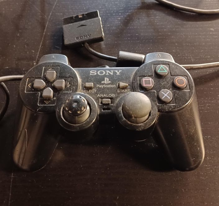 SONY Dualshock 2 musta kaytetty PS2 Ohjain kuvassa olevassa kunnossa