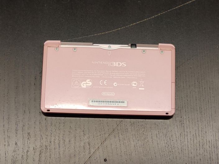 Nintendo 3DS Vaaleanpunainen kaytetty Mukaan tulee Nintendon oma laturi seka docking asema.