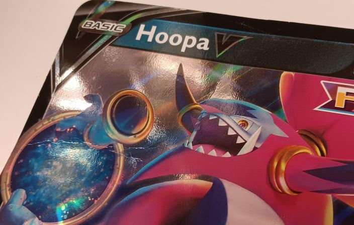 Pokemon Hoopa V SWSH176 Iso Kortti DMG Kunto; Damaged (Taitos vasemmassa kulmassa)