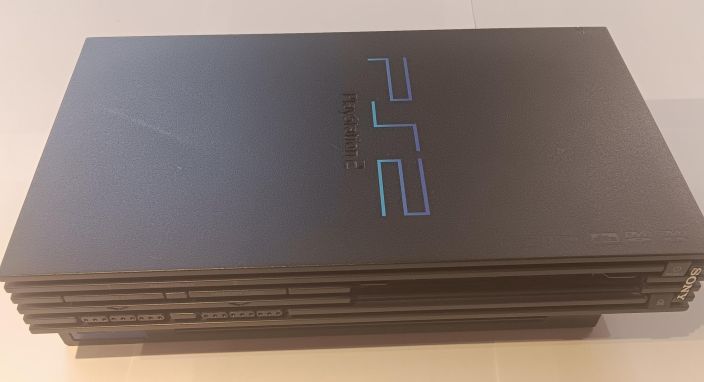 Playstation 2 fat Levyluukun kansi irti Levynluukun kansi on irti