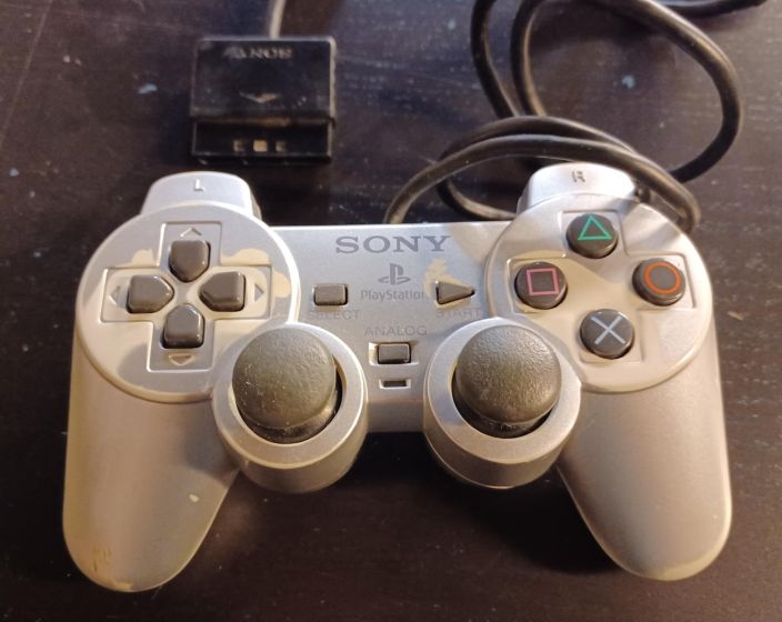 Sony DualShock - hopeinen - kaytetty PS2