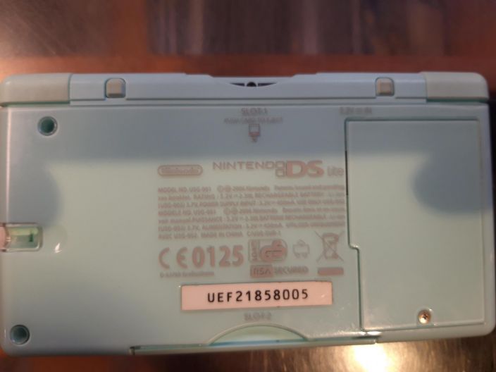 Nintendo DS lite turkoosi kaytetty kyna puuttuu