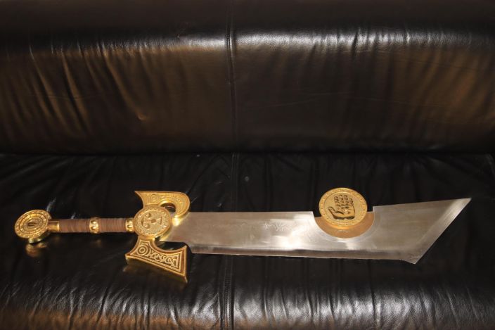Ashbringer Life Size Replica Kahvan toiselta puolelta irrallaan kaksi osaa, toinen osa puuttuu (katso kuvat), Muuten upeassa