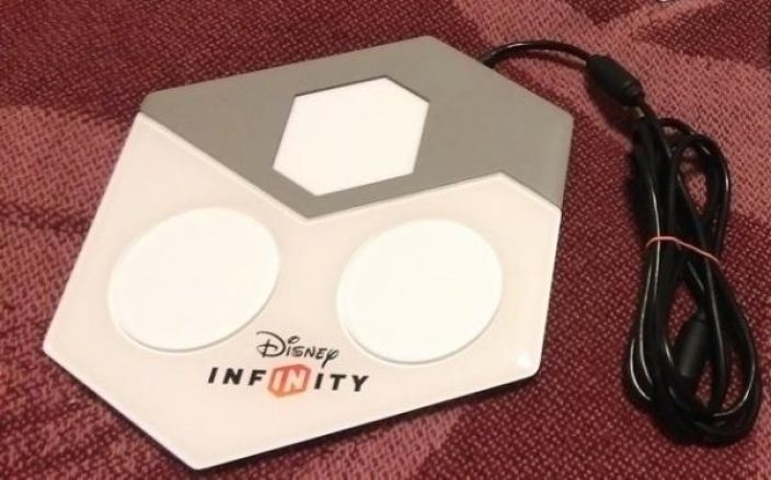 Disney Infinity Infinite Possibilities Endless Fun PS3 kaytetty Sisaltaa Pelin ja Alustan, mukaan ihmeperheen hahmo