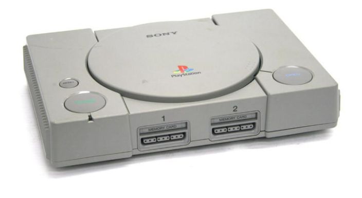 Playstation 1 Sisaltaa virtapiuhan ja AV-kaapelin