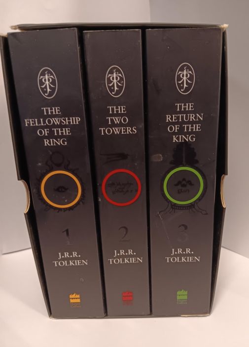 J.R.R Tolkien The Lord of The Rings Trilogy Kirjat: The Fellowship of the Ring The Two Towers The Return of the King Kirjat