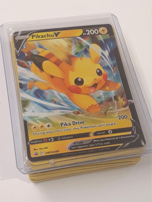 Pokemon Pikachu V (Crown Zenith) irtokorttisetti 70kpl Irtokorttisetit + 1 Full Art 5 holoa/reversea 5 rarea 45