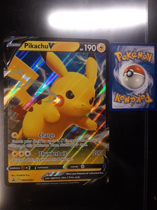 Pokemon Pikachu V Iso Kortti versio 1