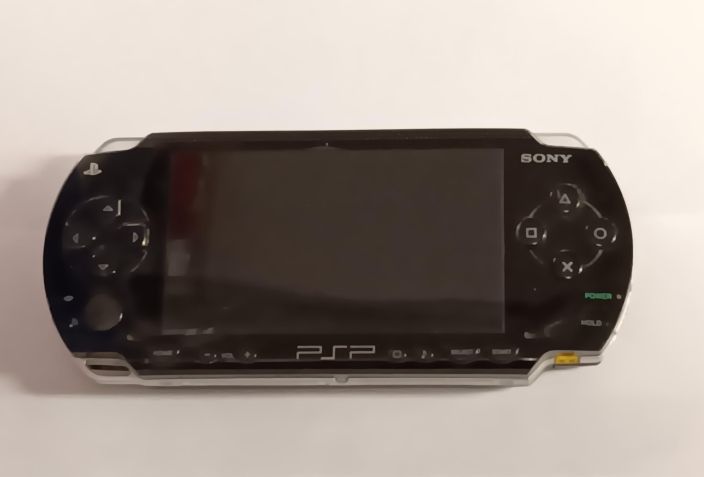 PSP Konsoli malli 1004 AITO PSP-laturi mukaan 