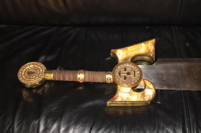 Ashbringer Life Size Replica Kahvan toiselta puolelta irrallaan kaksi osaa, toinen osa puuttuu (katso kuvat), Muuten upeassa