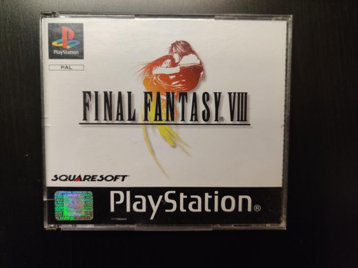 Final Fantasy VIII Black Label Kaytetty PS1 manuaali &amp; kannessa pieni halkeama