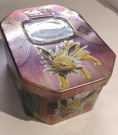 Pokemon Jolteon Itse Täytetty Tin / Tina