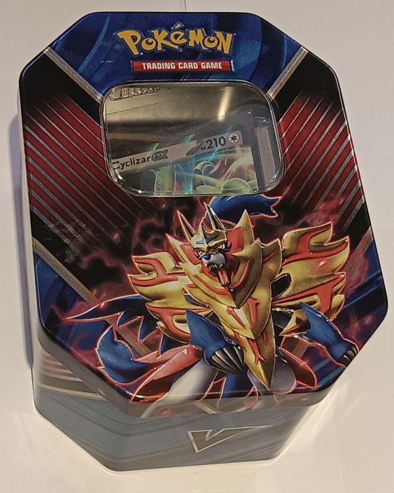 Pokemon Zamazenta Tina Sisaltaa: Zamazenta tinan 1 Exeggutor V toploaderissa 1 ex tai V kortti