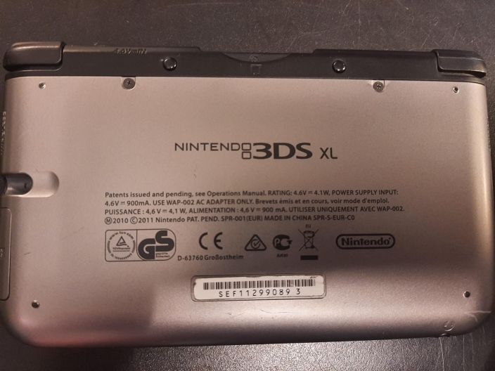 Nintendo 3DS XL matta hopea Mukaan 1kpl Nintendon oma laturi Ei stylus kynaa