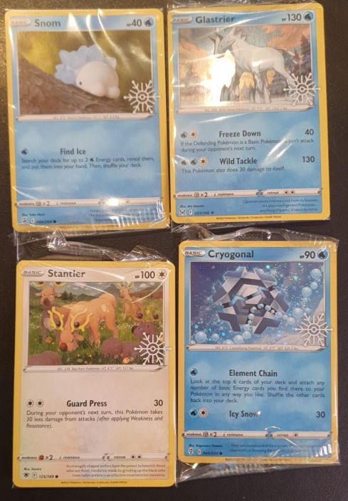 Pokemon Joulutahti -erikoiskombo Sisaltaa 4kpl Joulutahtileimalla olevia erikoisjulkaistuja kortteja.