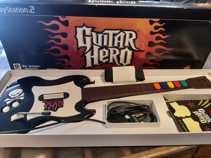 Guitar Hero 3 kitara Aerosmith paketti kaytetty PAL - paketissa kulumia