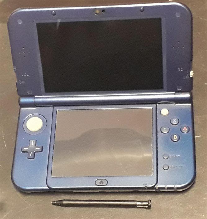 Nintendo 3DS XL Metallic Blue kaytetty Mukaan tulee stylus kyna seka ORB laturi.