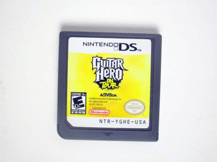 Guitar Hero Controller &amp; Game Card Sisaltaa Guitar Hero-ohjaimen ja pelin.