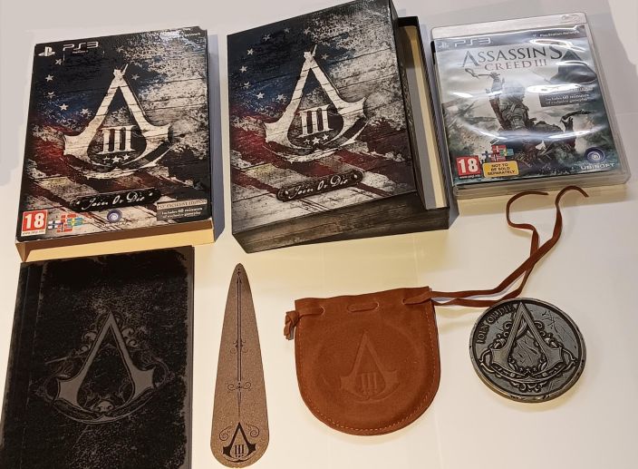 Assassins Creed III Exclusive Join or Die editition kaytetty PS3 Sisaltaa Assassins creed art kirjanen