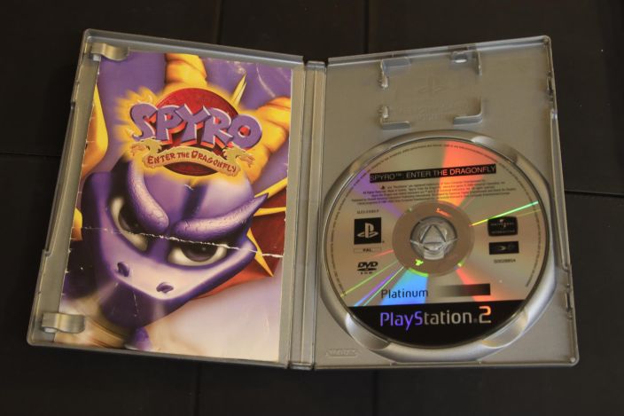 Spyro enter the dragonfly kaytetty PS2 manuaali loytyy