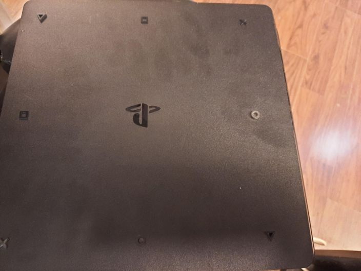 PS4 Slim 500GB Kaytetty -musta- Ei ohjainta Virtapiuha ja-,HDMI johto mukaan 