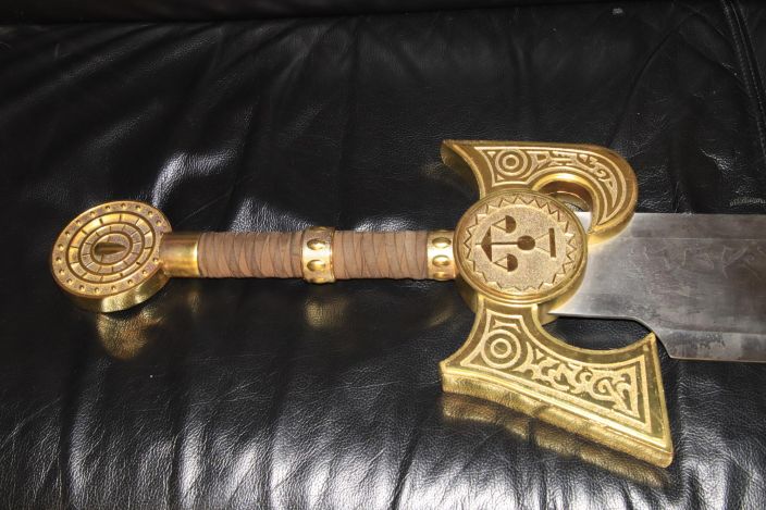 Ashbringer Life Size Replica Kahvan toiselta puolelta irrallaan kaksi osaa, toinen osa puuttuu (katso kuvat), Muuten upeassa