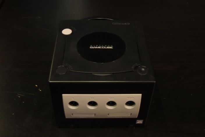 Gamecube Konsoli musta omalla laatikolla CIB, laatikko hyvassa kunnossa 2xAito Nintendon Gamecube ohjain