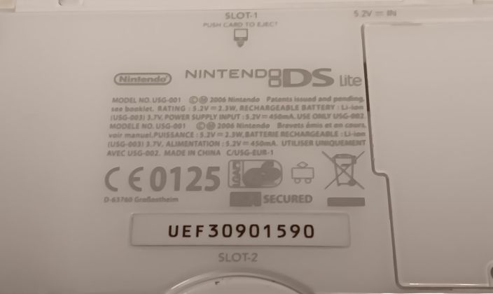 Nintendo DS Lite valkoinen kaytetty kyna mukana plus alkuperainen nintendon laturi