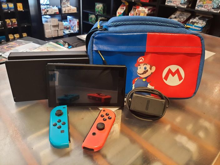 Switch Konsoli V2 Telakalla - kaytetty sisaltaa: alkuperainen laturi konsoli v2 2 ohjainta kantolaukku HDMI-piuha